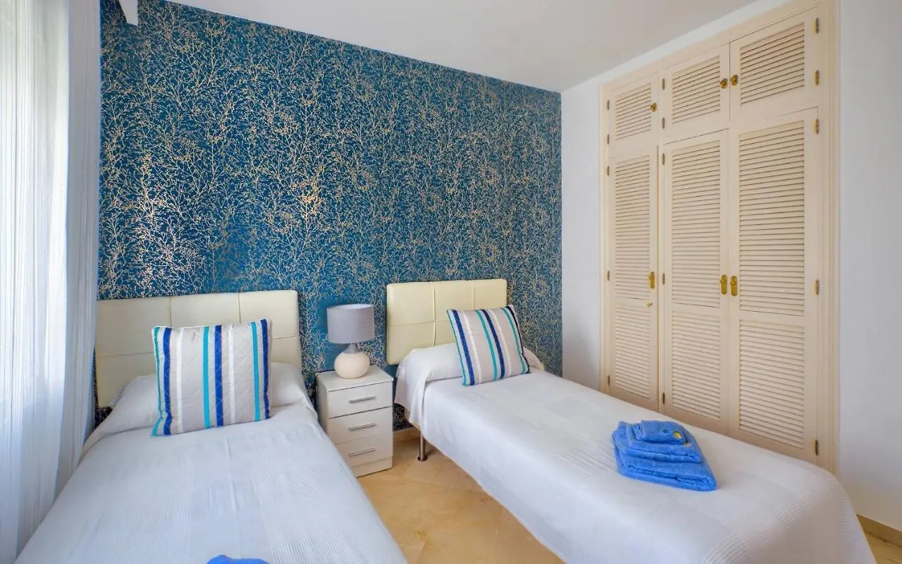 Cozy Beach Side Apartment With Pool Estepona