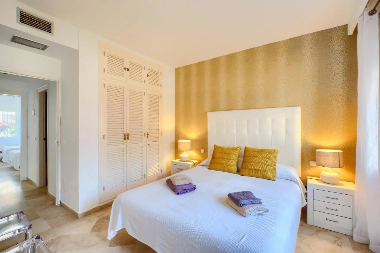 Cozy Beach Side Apartment With Pool Estepona