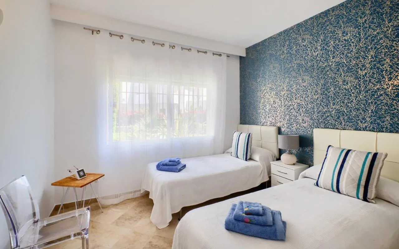 Cozy Beach Side Apartment With Pool Estepona