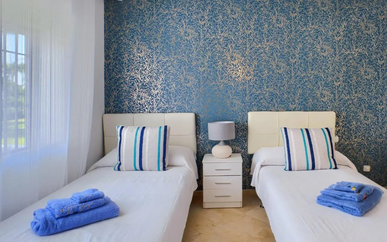 Cozy Beach Side Apartment With Pool Estepona