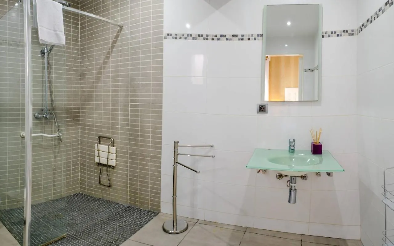 Cozy Beach Side Apartment With Pool Estepona