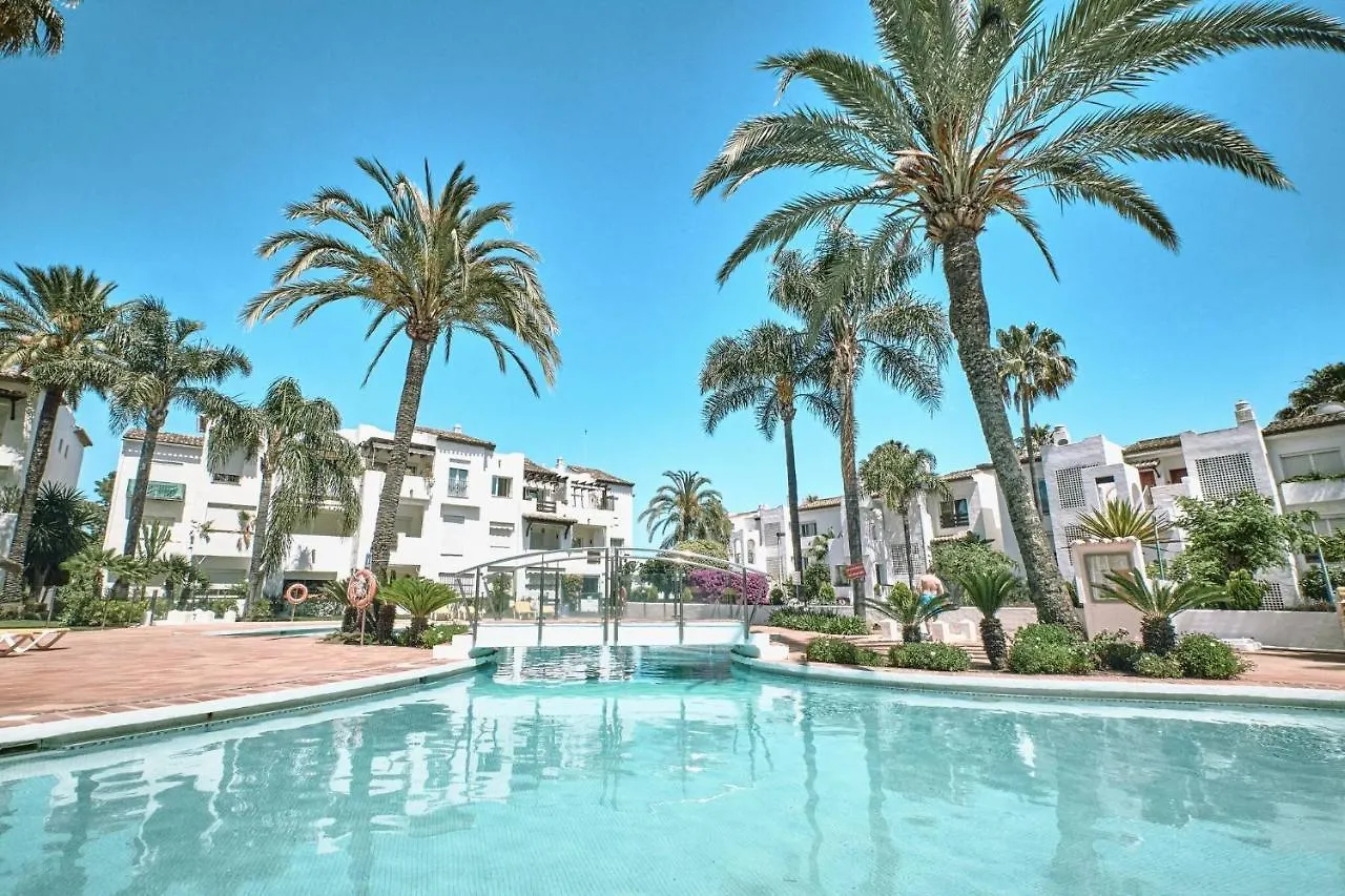 Cozy Beach Side Apartment With Pool Estepona