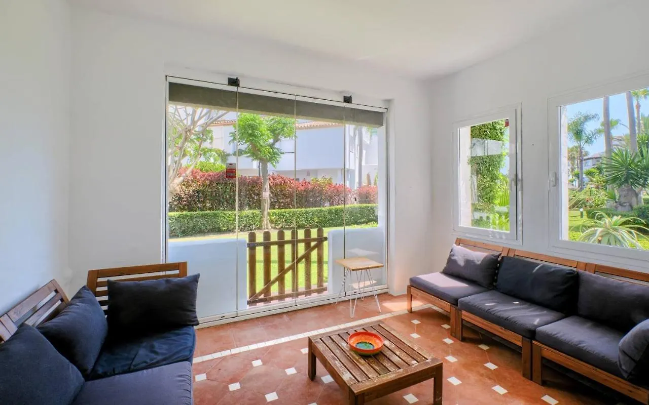 Cozy Beach Side Apartment With Pool Estepona Spanien